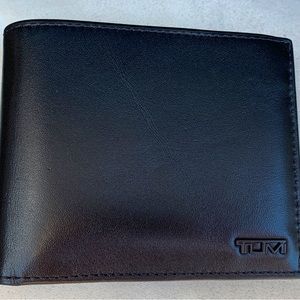 TUMI men’s wallet